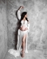 Preview: SHARON in WEIß Babybauch Outfit für Fotoshoot
