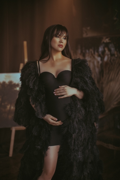 ATHENA BLACK aus Strauß Federn Babybauch Cape für Fotoshoot