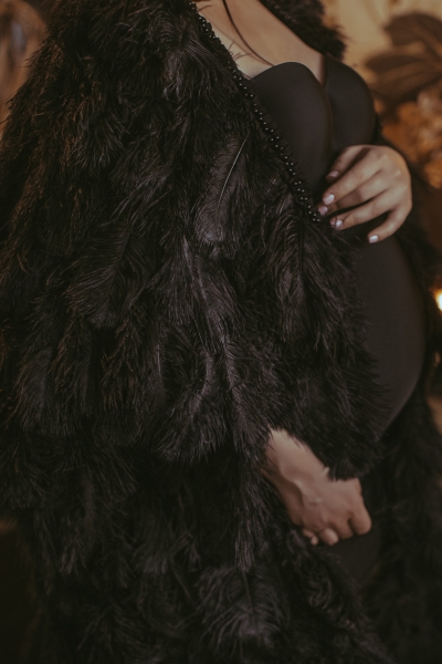 OSTRICH BLACK aus Strauß Federn Babybauch Cape für Fotoshoot