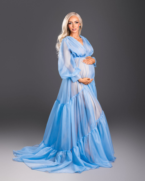 OXANA in BLAU Babybauch Robe for Fotoshooting