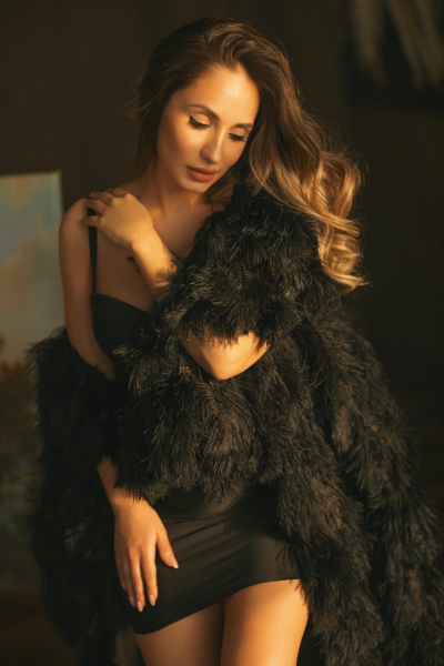 OSTRICH BLACK aus Strauß Federn Babybauch Cape für Fotoshoot