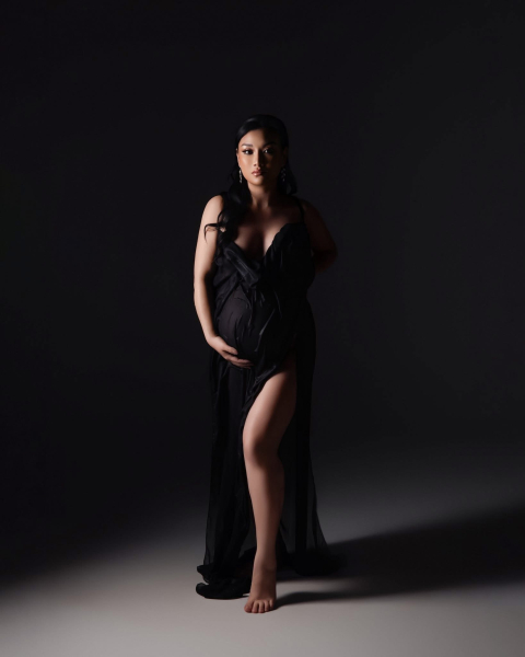 Wet Look in SCHWARZ Babybauch Kleid für Fotoshooting