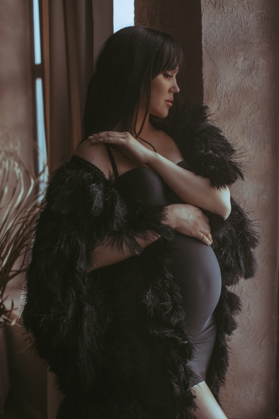 ATHENA BLACK aus Strauß Federn Babybauch Cape für Fotoshoot