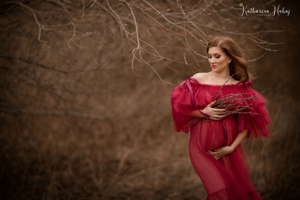 LEILA in WEINROT Babybauch Kleid füt Fotoshooting