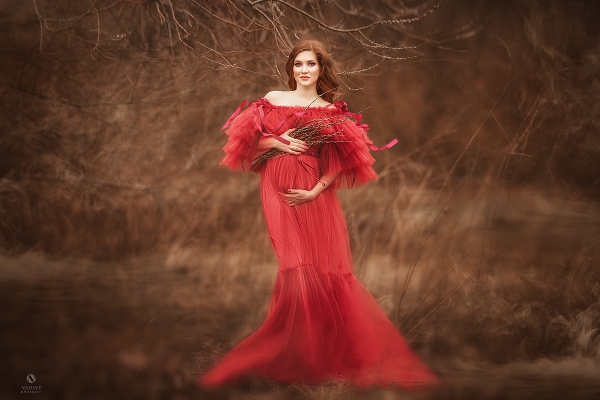 LEILA in WEINROT Babybauch Kleid füt Fotoshooting